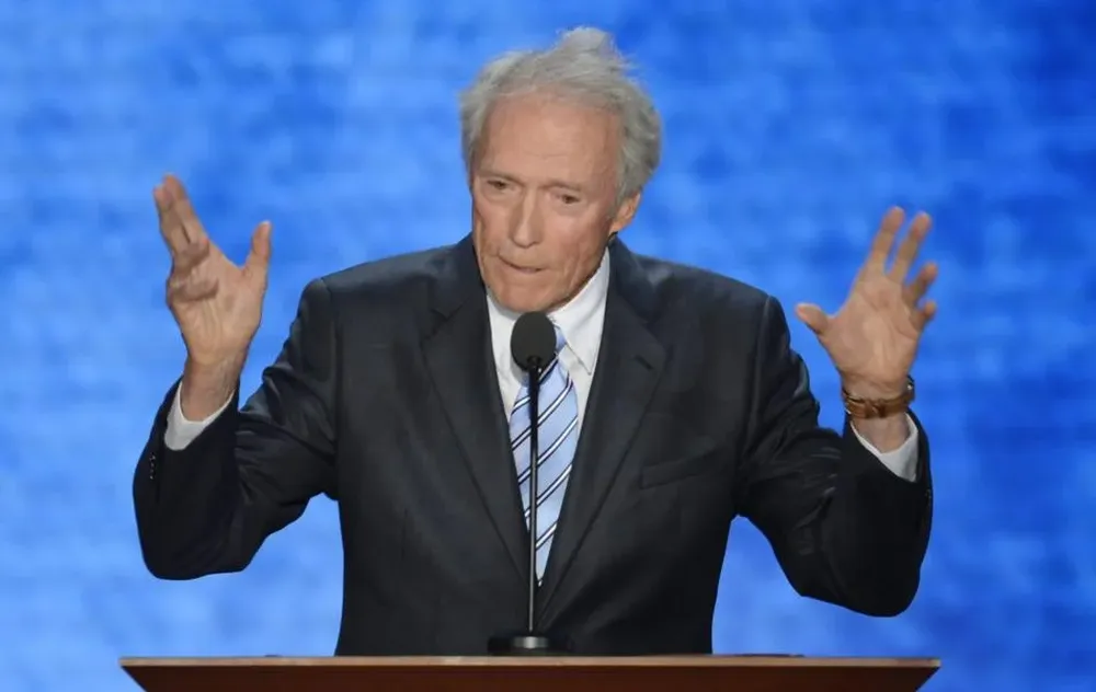 Clint Eastwood habla previo al discurso de Mitt Romney