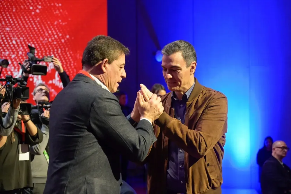 El presidente del Gobierno, Pedro Sánchez (d), y el candidato del PSdeG a presidir la Xunta de Galicia, José Ramón Gómez Besteiro (i) se dan la mano a su llegada a la clausura de la convención política del PSOE.