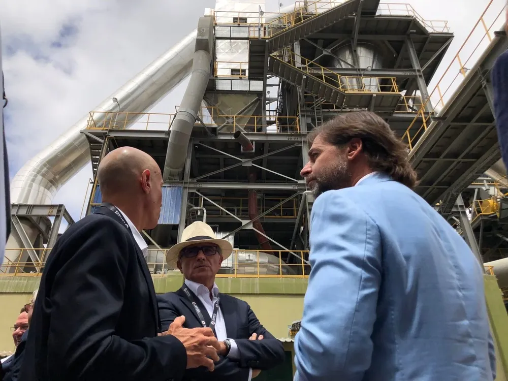 El jefe de Operaciones de Cementos Artigas, Federico Gutiérrez, junto con el presidente Lacalle Pou