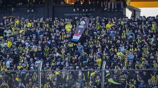 Hinchas de Peñarol exhibieron un ataúd con los colores de Nacional