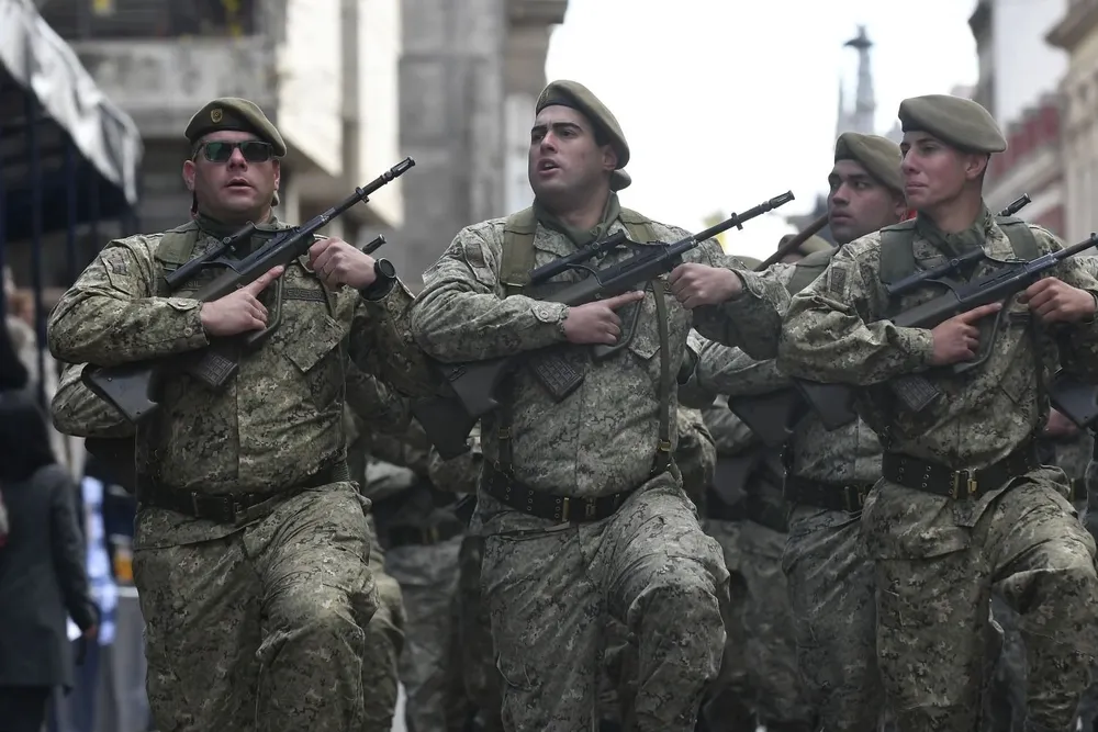 Archivo, desfile de militares