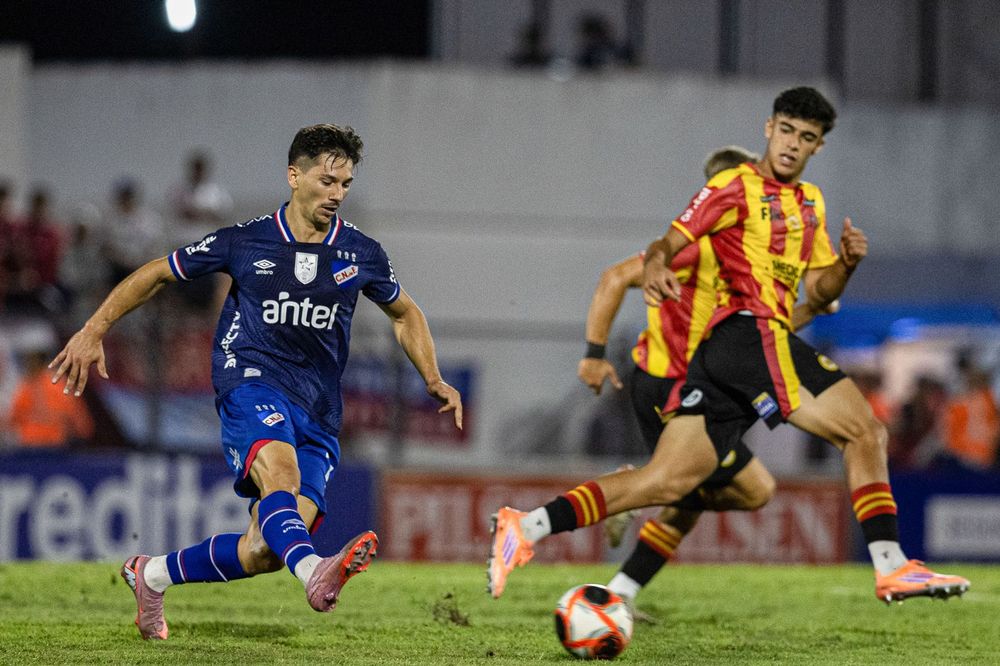 Maximiliano Silvera en el partido entre Progreso y Nacional