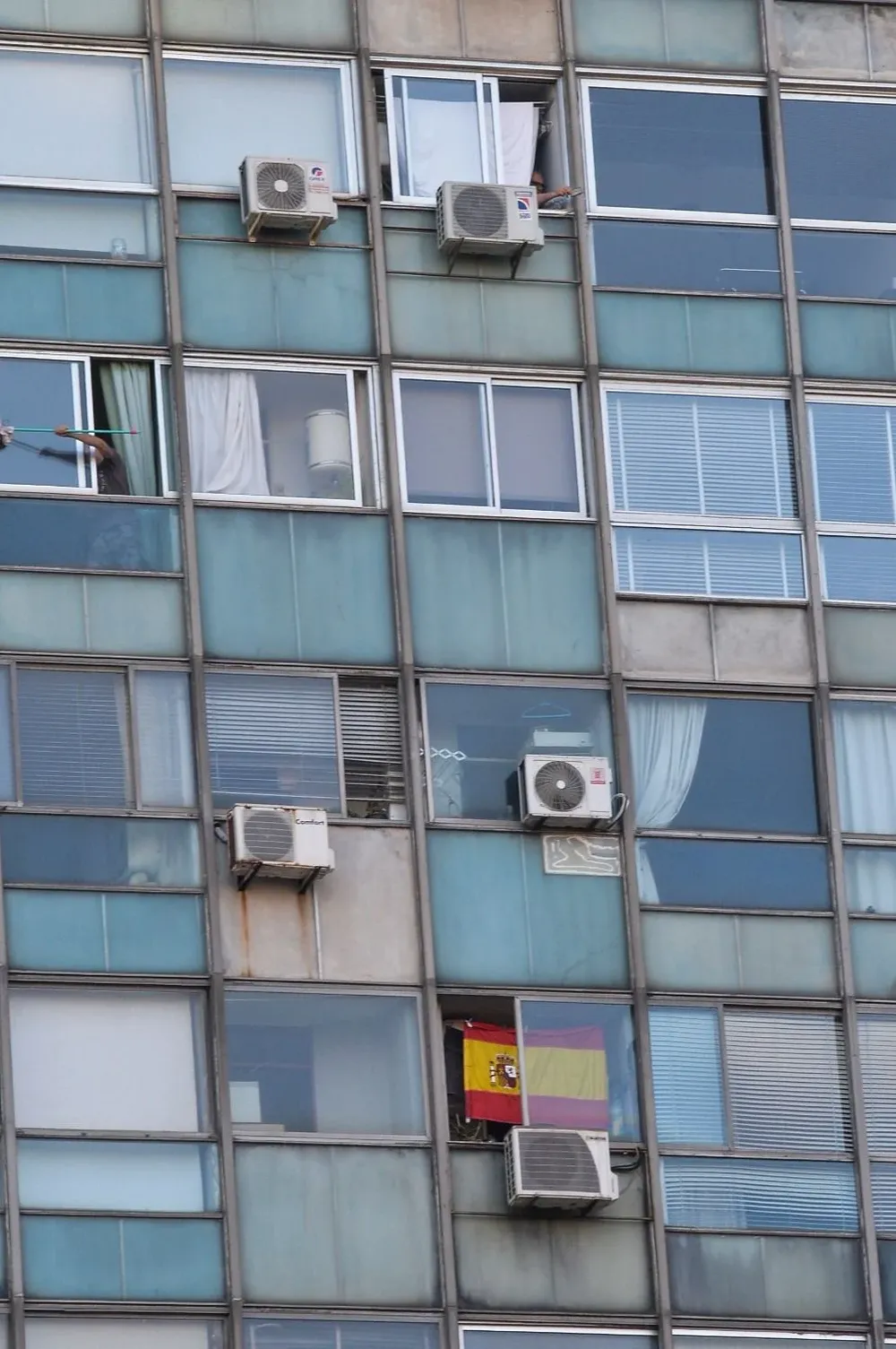 Foto de una bandera española en el Edificio Ciudadela, frente a la Plaza Independencia