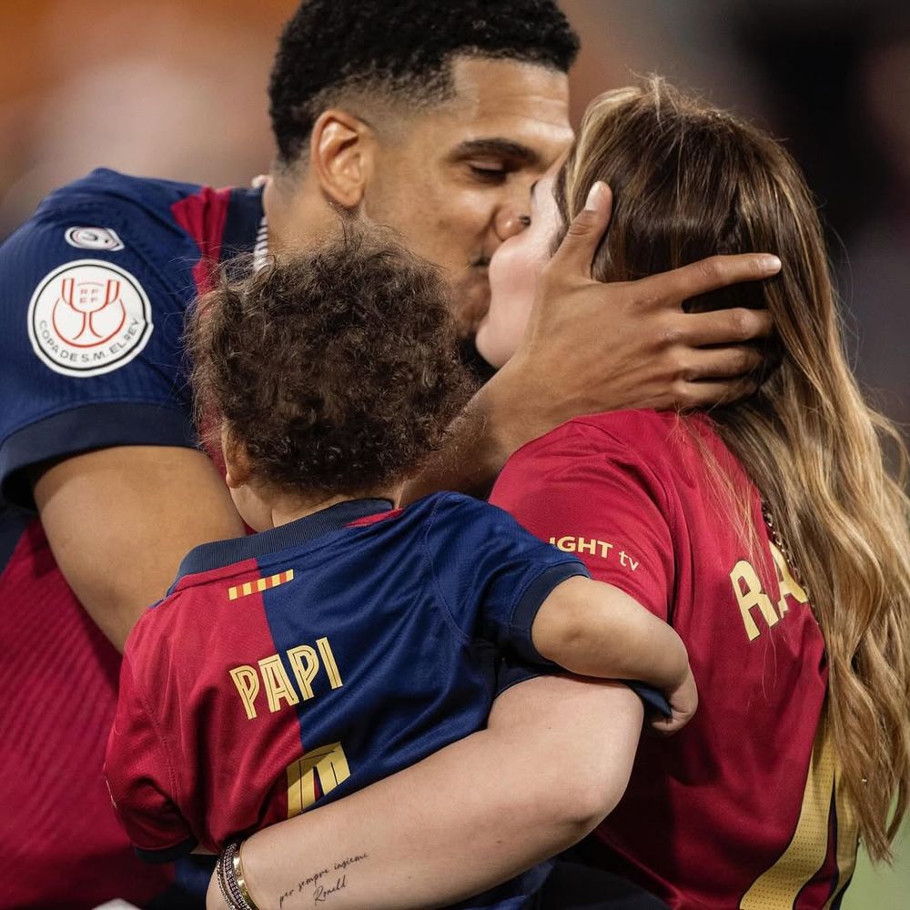 Ronald Araujo y su tierno festejo familiar tras recibir la Copa del Rey Ronald Araujo y su tierno festejo familiar tras recibir la Copa del Rey