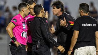 Leonel Rocco le protesta su expulsión a Gustavo Tejera, en el partido entre Progreso y Nacional