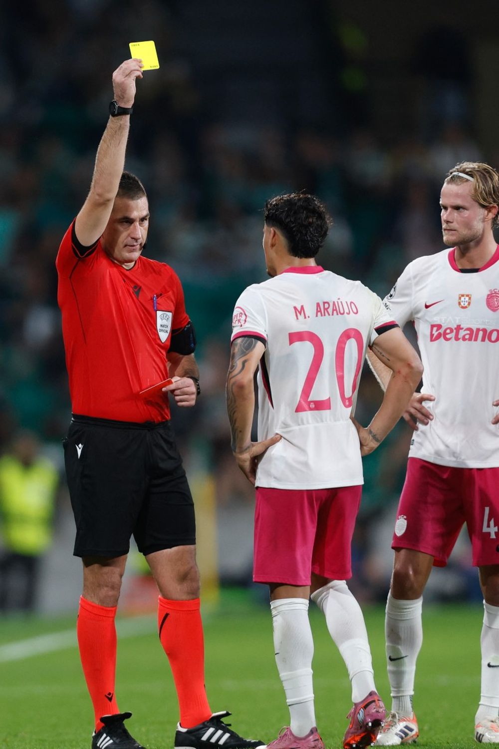 La amarilla a Maxi Araújo del juez Rade Obrenovic La amarilla a Maxi Araújo del juez Rade Obrenovic