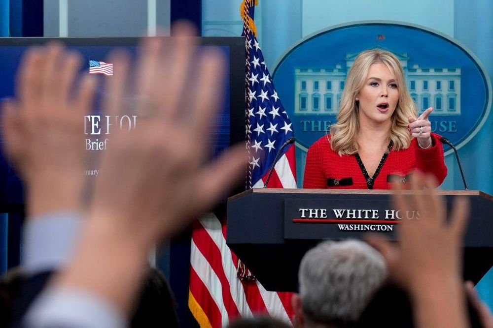 La secretaria de prensa de la Casa Blanca anunció la imposición de los aranceles contra los tres países.