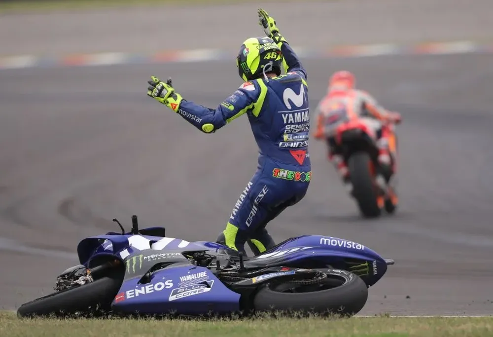 El gesto de bronca de Valentino tras ir al piso y ver que Márquez se iba