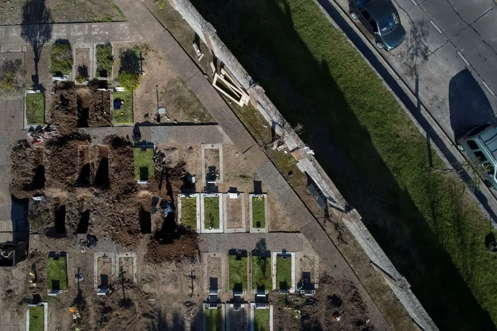 Vista aérea de trabajadores cavando nuevas tumbas para hacer frente a la demanda durante la pandemia en el cementerio de Flores en Buenos Aires el 11 de agosto de 2020