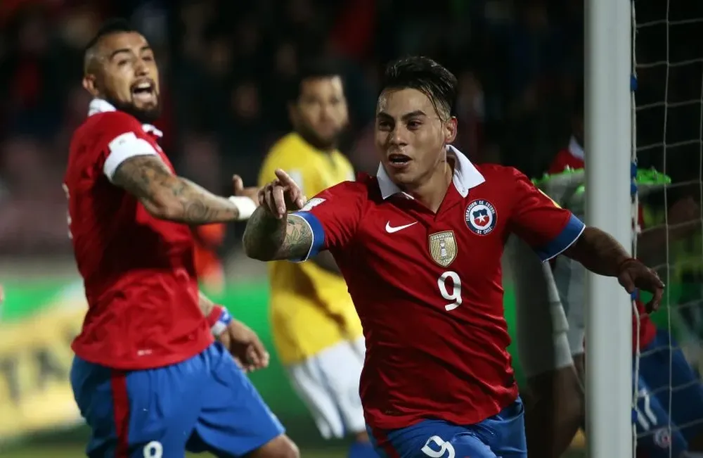 Eduardo Vargas festeja su gol frente a Brasil.