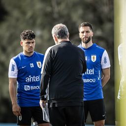 Marcelo Bielsa en la práctica de la selección uruguaya de este miércoles