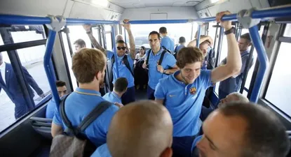 El plantel de Barcelona desembarcando en Bilbao