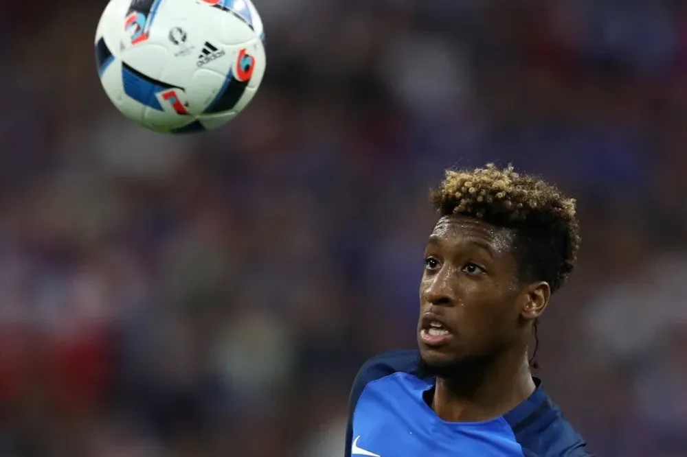 Kingsley Coman (Francia) se coloreó los bucles Kingsley Coman (Francia) se coloreó los bucles