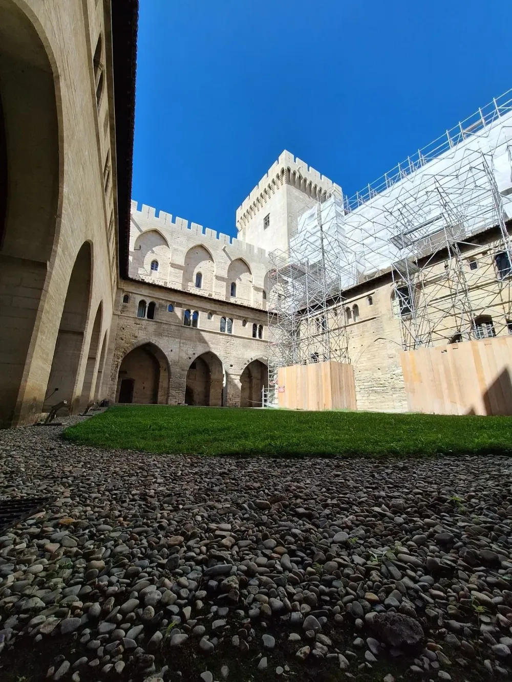 Postales de Avignon, la casa de Los Teros en Francia