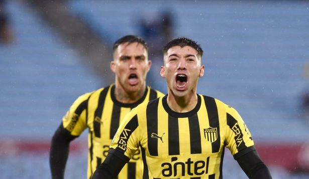 Damián García festeja su gol para Peñarol ante Fénix