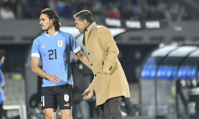 Edinson Cavani y Diego Alonso