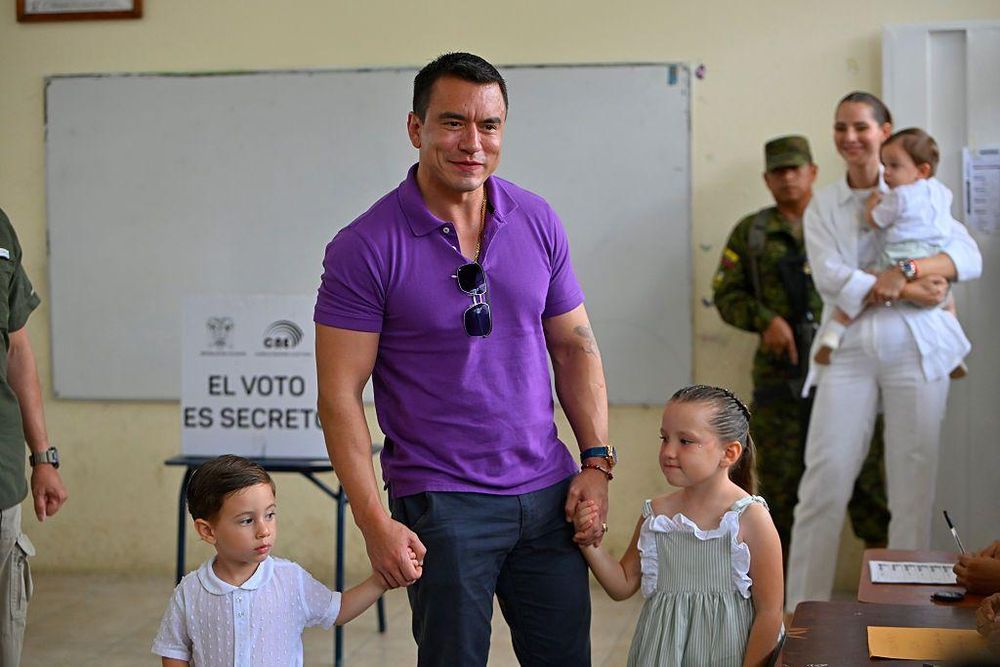 Daniel Noboa acudió a votar este domingo junto con sus hijos y su esposa.