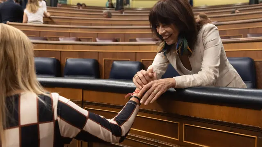 La ministra de Igualdad, Ana Redondo (d), durante una sesión plenaria, en el Congreso de los Diputados