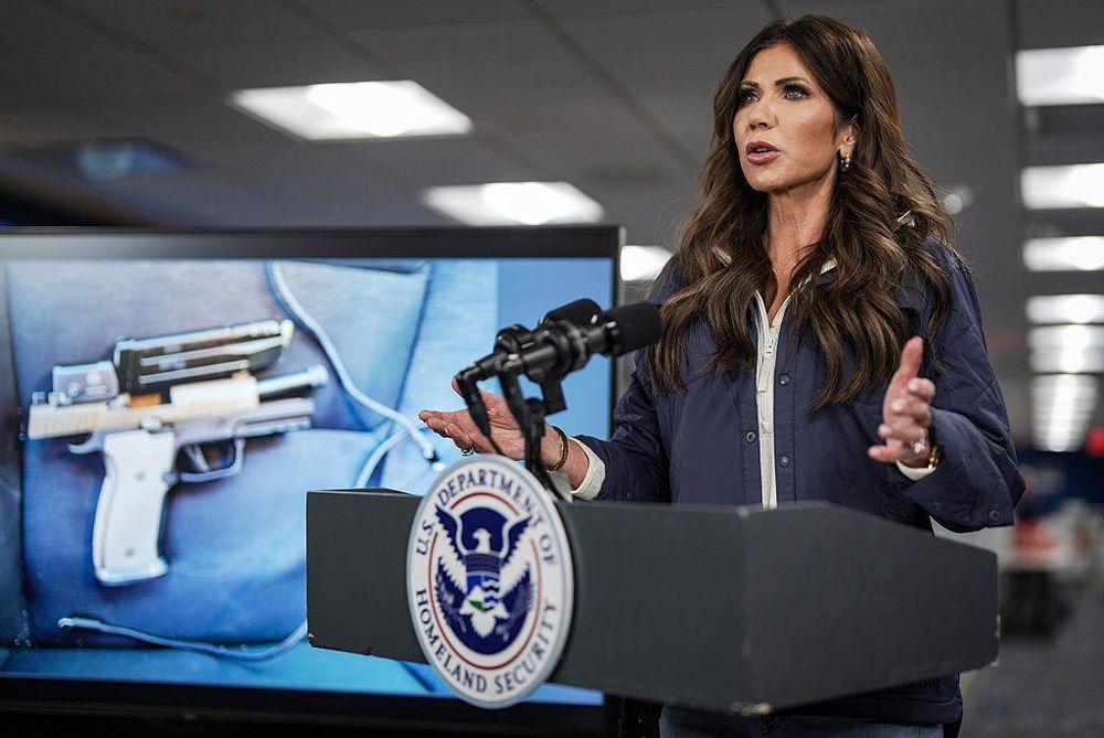 La secretaria de Seguridad Nacional, Kristi Noem, exhibió el arma que supuestamente llevaba la víctima.
