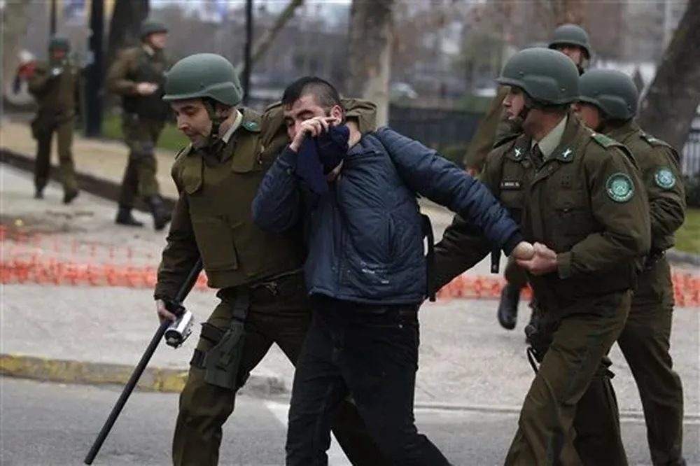 Aún sin permiso, centenares de jóvenes intentaron congregarse en la Plaza Italia, un céntrico lugar de reuniones