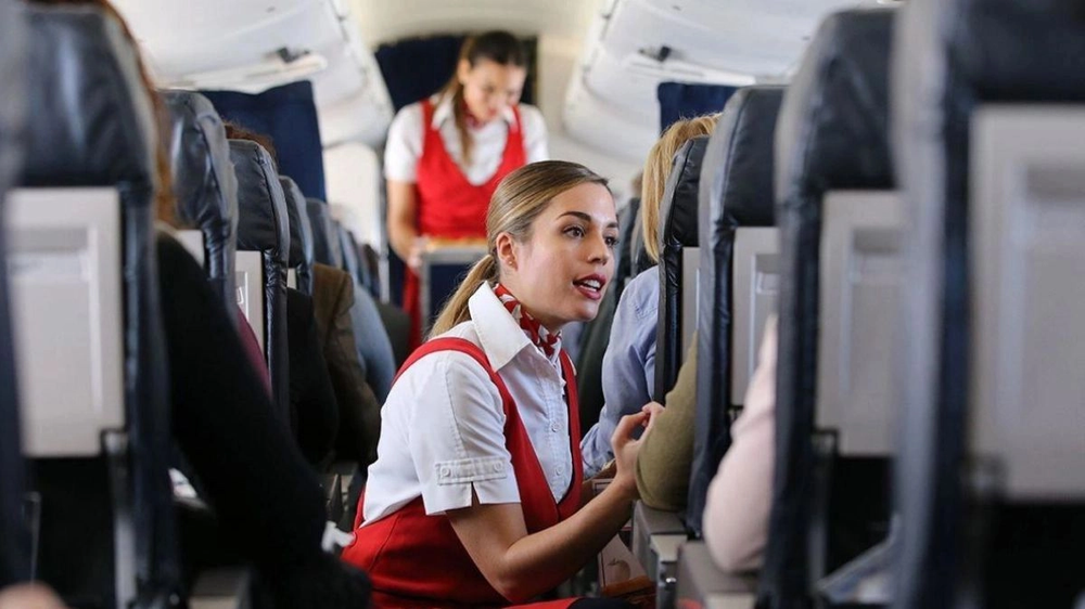 Buscan tripulantes de cabina de pasajeros en Madrid.