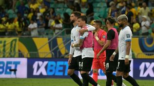 Rodrigo Aguirre junto a Nicolás Fonseca y Rodrigo Bentancur