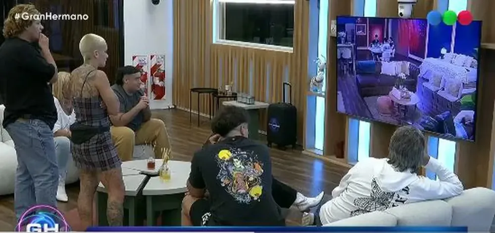 Jugadores viendo a Los Bros complotar