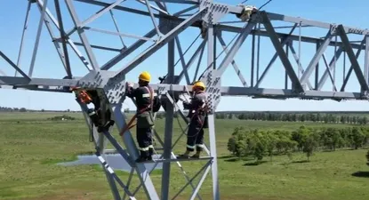 Obreros trabajan en la instalación de una torre en el cierre del anillo norte.