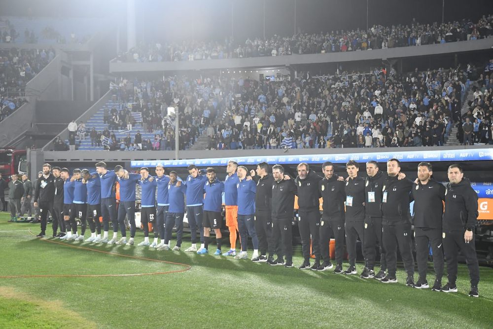 Banco de suplentes y cuerpo técnico de Uruguay