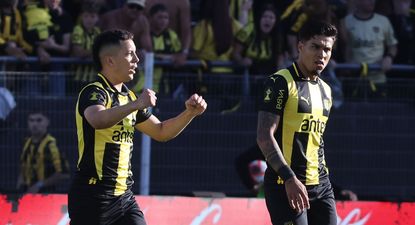 Leonardo Fernández celebra su gol para Peñarol con Matías Arezo&nbsp;