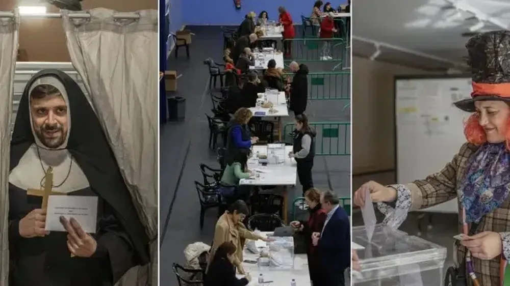 Varias personas han optado por ir a votar disfrazadas.