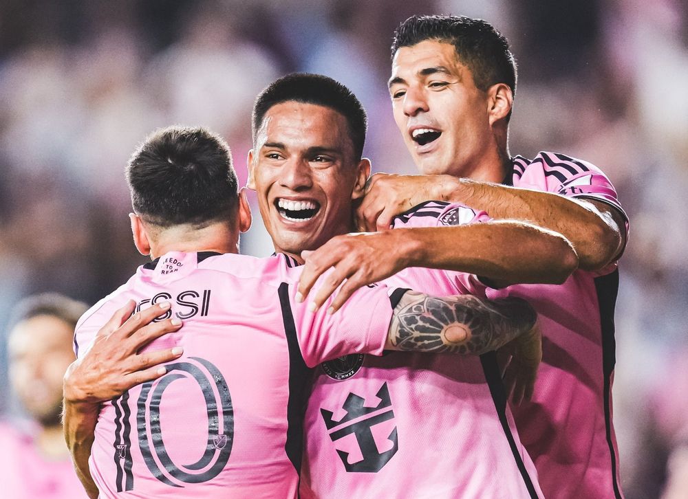 Luis Suárz festeja con sus compañeros