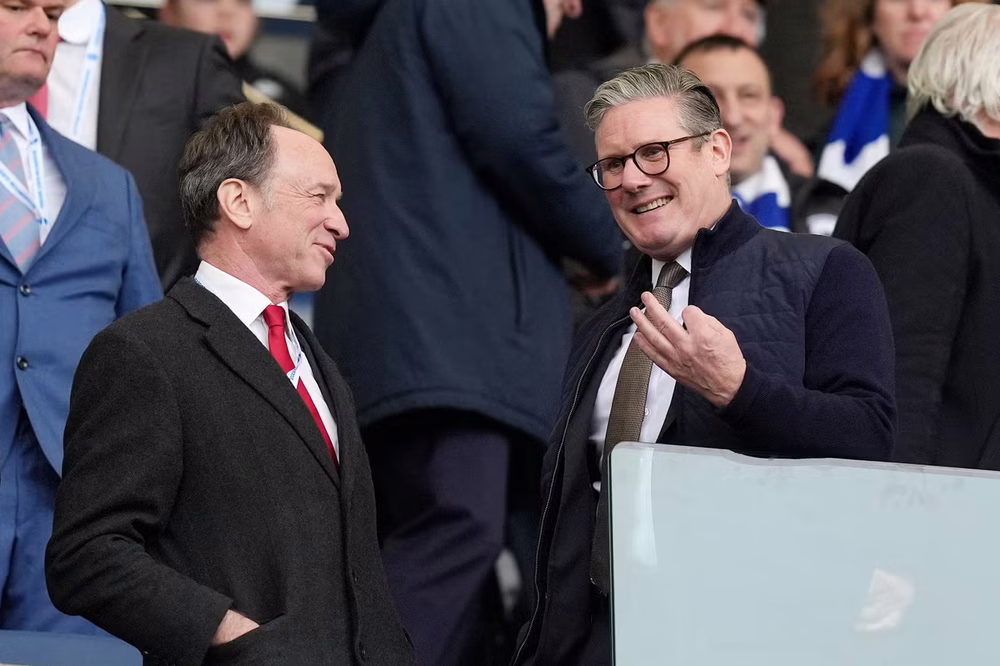 Keir Starmer, fan del Arsenal en el estadio Emirates.
