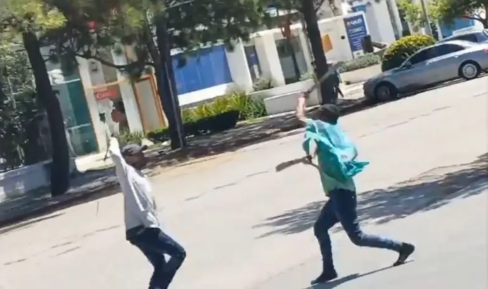 Captura de pantalla del video de la pelea entre dos hombres en Carrasco