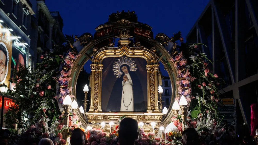 Procesión de la Virgen de la Paloma por las calles del barrio de La Latina en Madrid. (Europa Press)     
