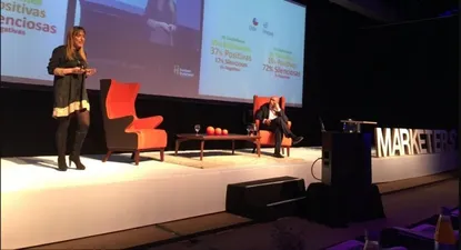 Karen Thals y Roberto Izikson de Cadem durante su exposición en Marketers