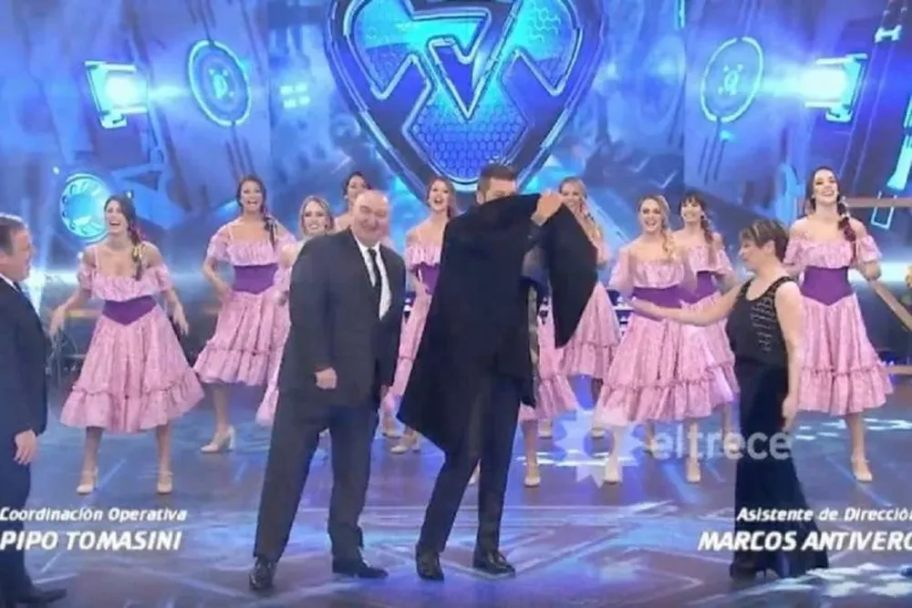 Tinelli con el poncho