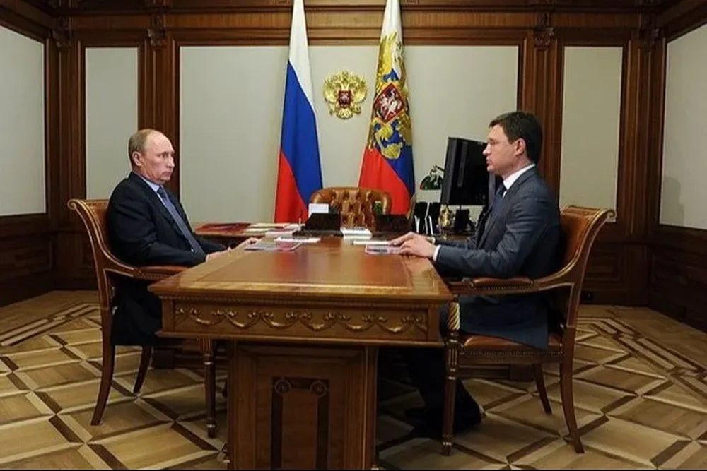 El viceministro ruso de Energía, Alexander Novak, con Vladimir Putin, a quien acompaña en el Kremlin desde 2013.