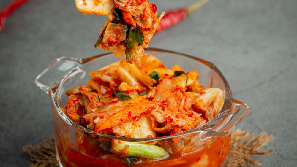 El Kimchi mejora la salud intestinal. 