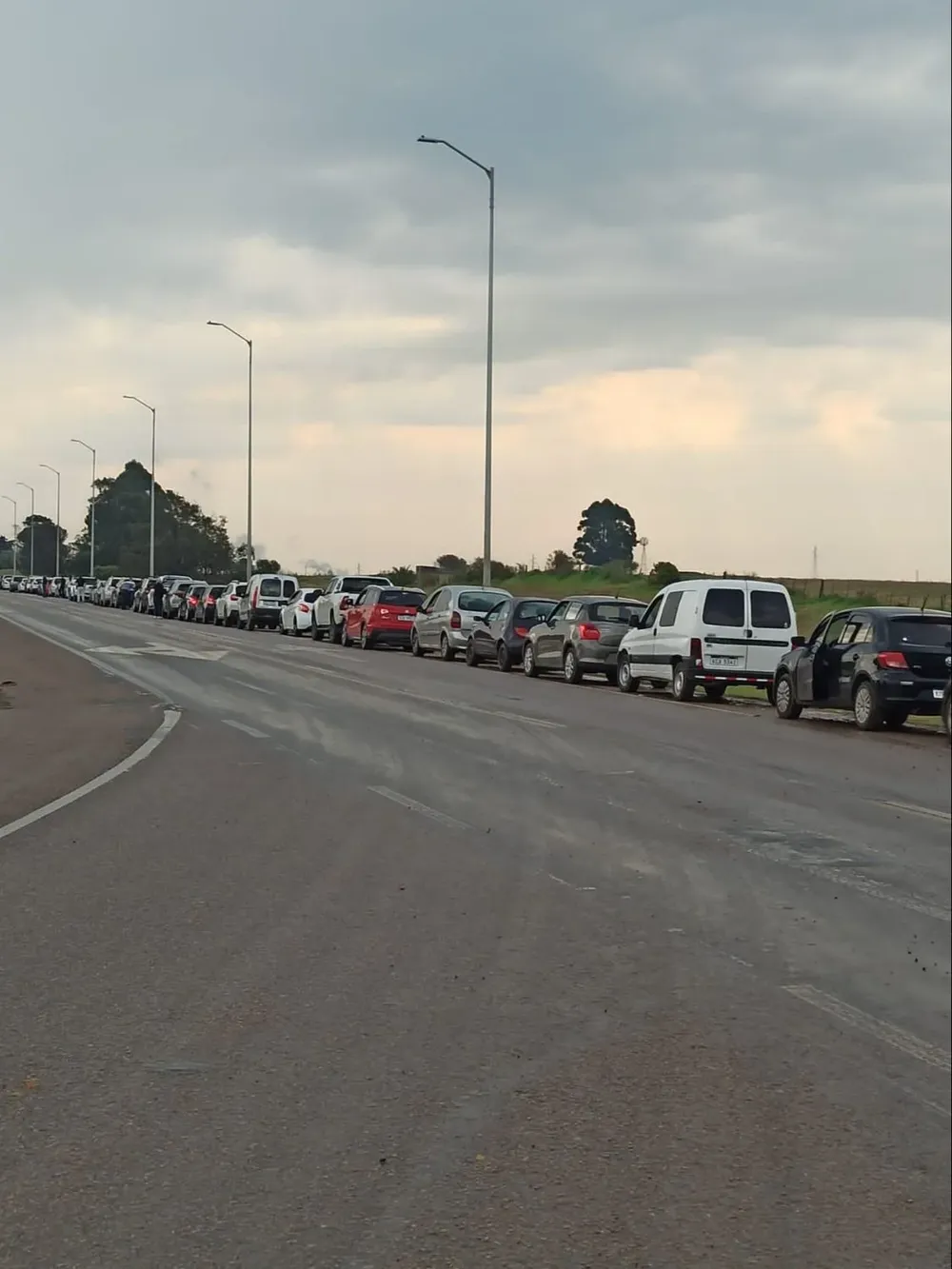 Autos esperan en kilómetros de filas frente al puente de Fray Bentos para cruzar a Argentina el 25 de agosto de 2022