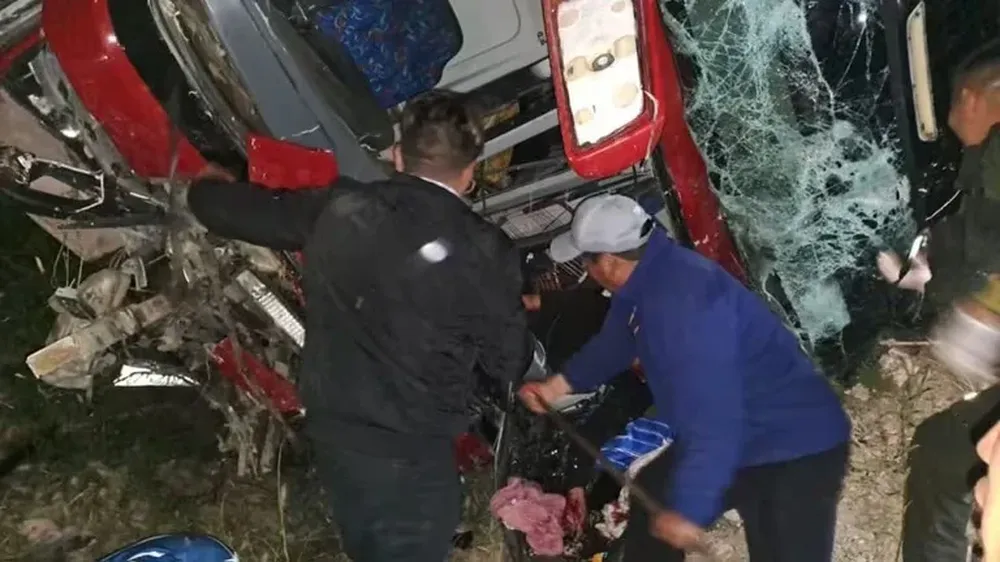 Un micro se desbarrancó en la ruta entre Sucre-Potosí