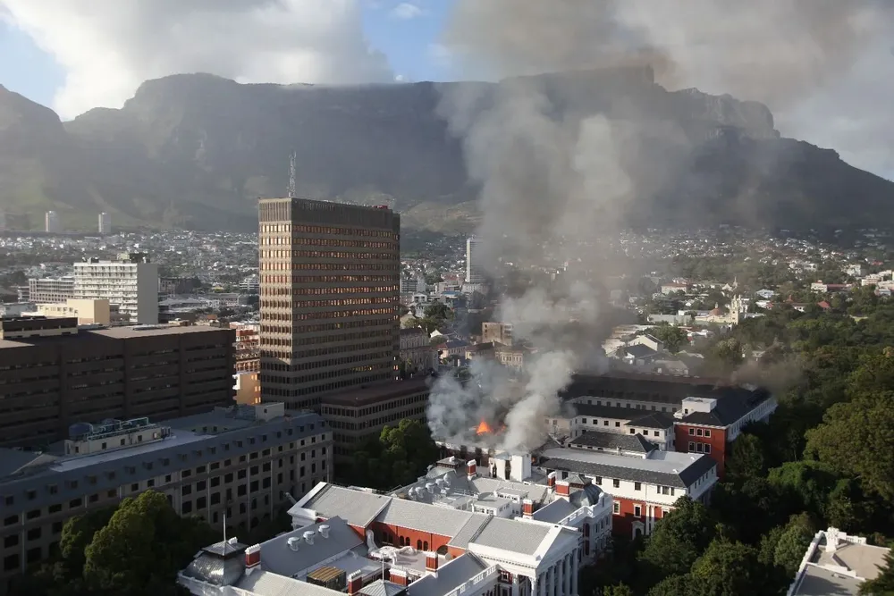 Intentan controlar el fuego