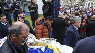 Así salían los restos de Juan Izquierdo de la sede de Nacional