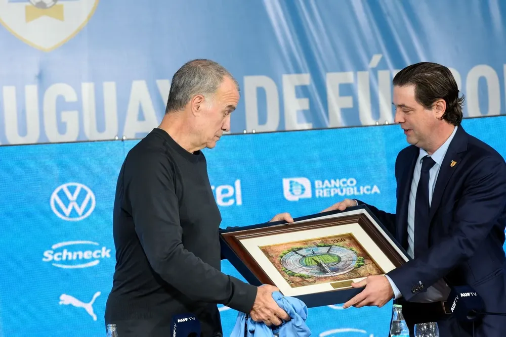 El 17 de mayo de 2023: Marcelo Bielsa, nuevo entrenador de Uruguay, e Ignacio Alonso, presidente de la AUF