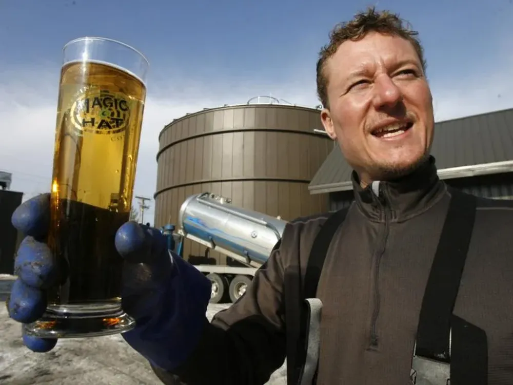 Eric Fitch con el resultado de su invento