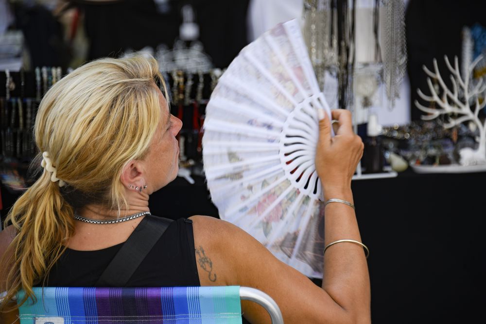 20240201 Calor, verano, estado del tiempo. Una mujer se abanica por ola de calor.