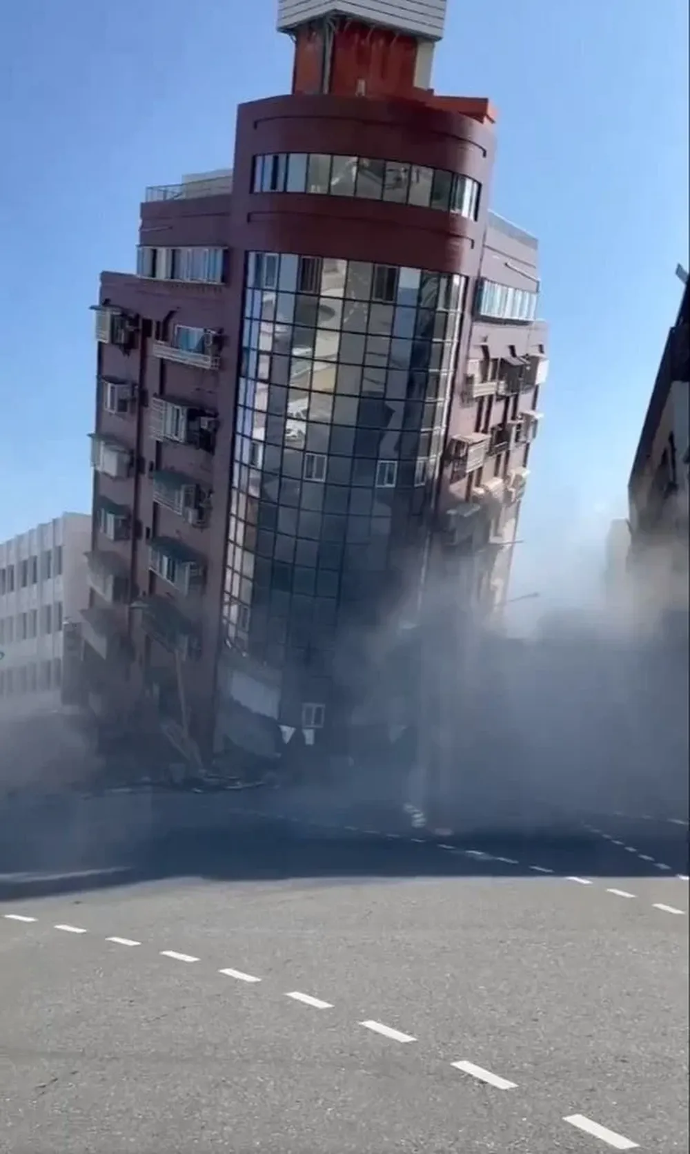 Captura de pantalla de un video de un edificio en Taiwán tras el terremoto