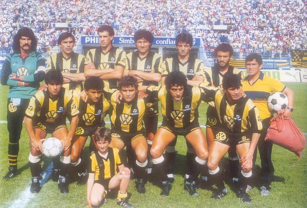 Peñarol en Santiago 1987 antes de jugar la final contra América y con Ricardo, de ocho años entonces, como única mascota