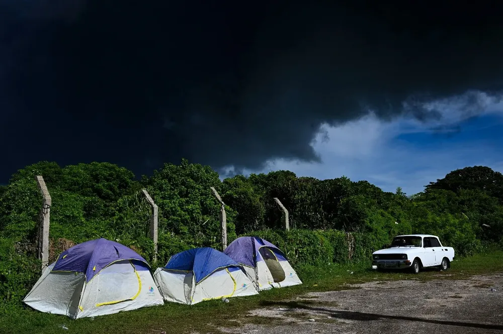Carpas de bomberos cercanas a un incendio masivo en Matanzas, Cuba