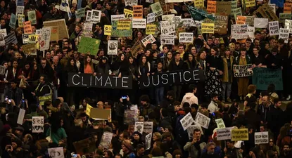la cumbre del clima presionada desde las calles por miles de manifestantes